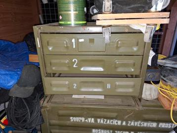 Vintage Legerkisten van IJzer beschikbaar voor biedingen