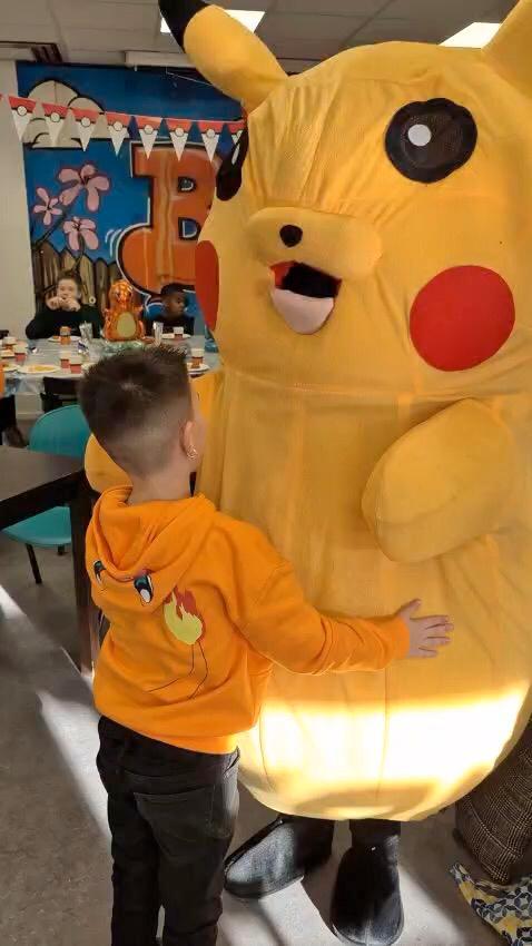 Pikachu mascotte, Hobby en Vrije tijd, Feestartikelen | Verhuur, Verjaardag, Ophalen