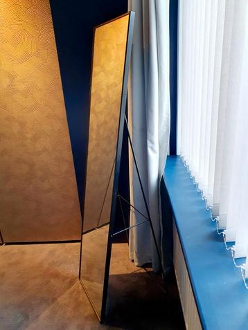 Grote passpiegel Ikea, met handige kledinghaakjes achterop  beschikbaar voor biedingen