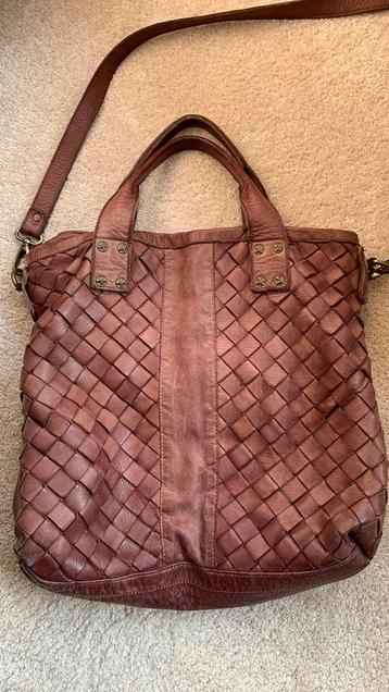 Leren tas met handvat en schouderband beschikbaar voor biedingen