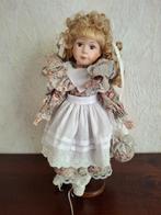 Vintage porseleinen pop op standaard, Ophalen of Verzenden, Zo goed als nieuw, Pop