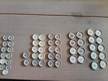 Dezelfde knoopjes in verschillende maten, leverkleur en room beschikbaar voor biedingen