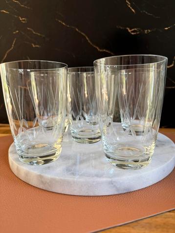 Vintage drinkglazen met geslepen patroon beschikbaar voor biedingen