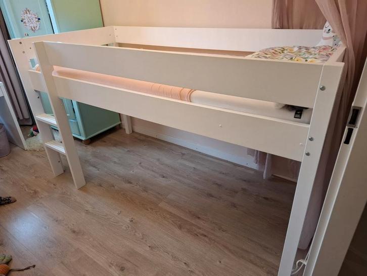 Bopita halfhoogslaper wit in nette staat met matras., Kinderen en Baby's, Kinderkamer | Stapelbedden en Hoogslapers, Zo goed als nieuw