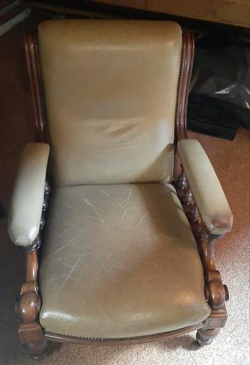 Antieke Lederen Fauteuil met Houten Frame Vintage Charme beschikbaar voor biedingen