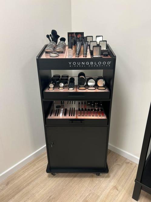 Youngblood display, Sieraden, Tassen en Uiterlijk, Uiterlijk | Cosmetica en Make-up, Zo goed als nieuw, Make-up, Gehele gezicht