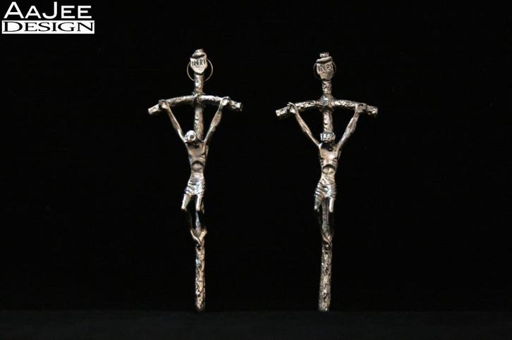 Identiek setje van  2 Jezus kruisjes - Met ophang ringetjes, Antiek en Kunst, Antiek | Religie, Ophalen of Verzenden