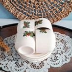 4 leuke kerst kop en schotels met takje hulst, Ophalen of Verzenden, Zo goed als nieuw