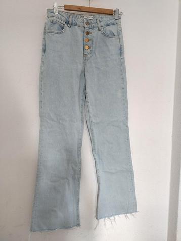 Lichtblauwe jeans van Zara met iets uitlopende broekspijpen beschikbaar voor biedingen