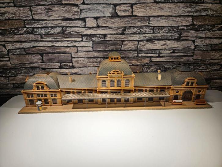 Station stationsgebouw baden baden N spoor trein 1:160, Hobby en Vrije tijd, Modeltreinen | N-Spoor, Gebruikt, Brug, Tunnel of Gebouw