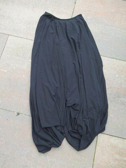 GIRBAUD Rok maat 38 zwart onder de knie taille wijdte 32 cm, Kleding | Dames, Rokken, Nieuw, Maat 38/40 (M), Zwart, Onder de knie