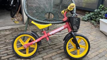 Rood loopfietsje met mandje beschikbaar voor biedingen