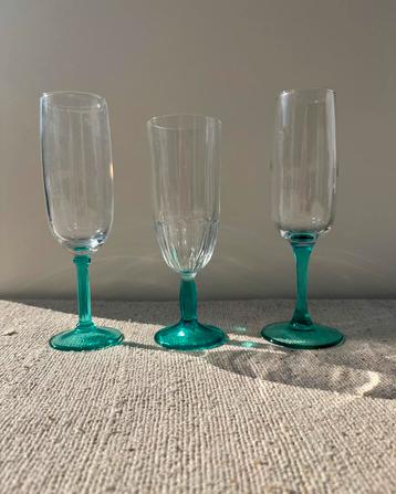 Vintage champagne glazen blauwe voet sierlijk blauw glaswerk beschikbaar voor biedingen
