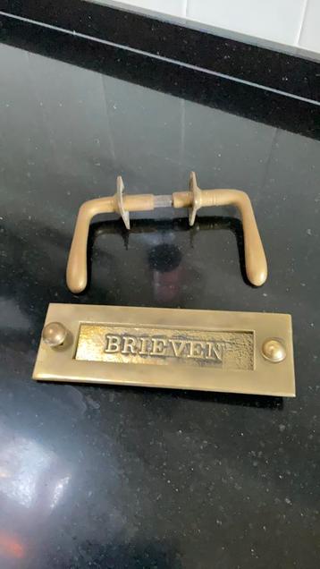 Tk oude brievenbus en deurklinken met schild voor buitendeur beschikbaar voor biedingen