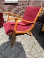 Vintage fauteuil met houten frame en rode bekleding, Ophalen, Gebruikt, 75 tot 100 cm, Stof