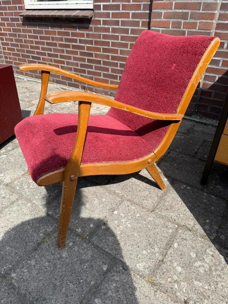 Vintage fauteuil met houten frame en rode bekleding, Huis en Inrichting, Fauteuils, Gebruikt, Stof, 50 tot 75 cm, 75 tot 100 cm