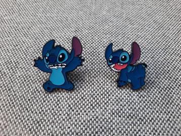 2 grappige pins van Stitch te koop beschikbaar voor biedingen