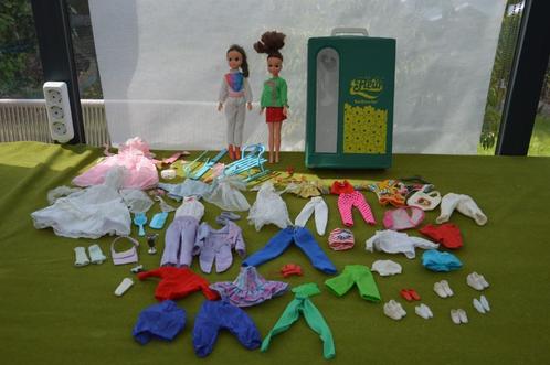 Vintage groen Fleur/ Sindy koffertje met 2 poppen kleding, Verzamelen, Poppen, Gebruikt, Pop, Ophalen of Verzenden