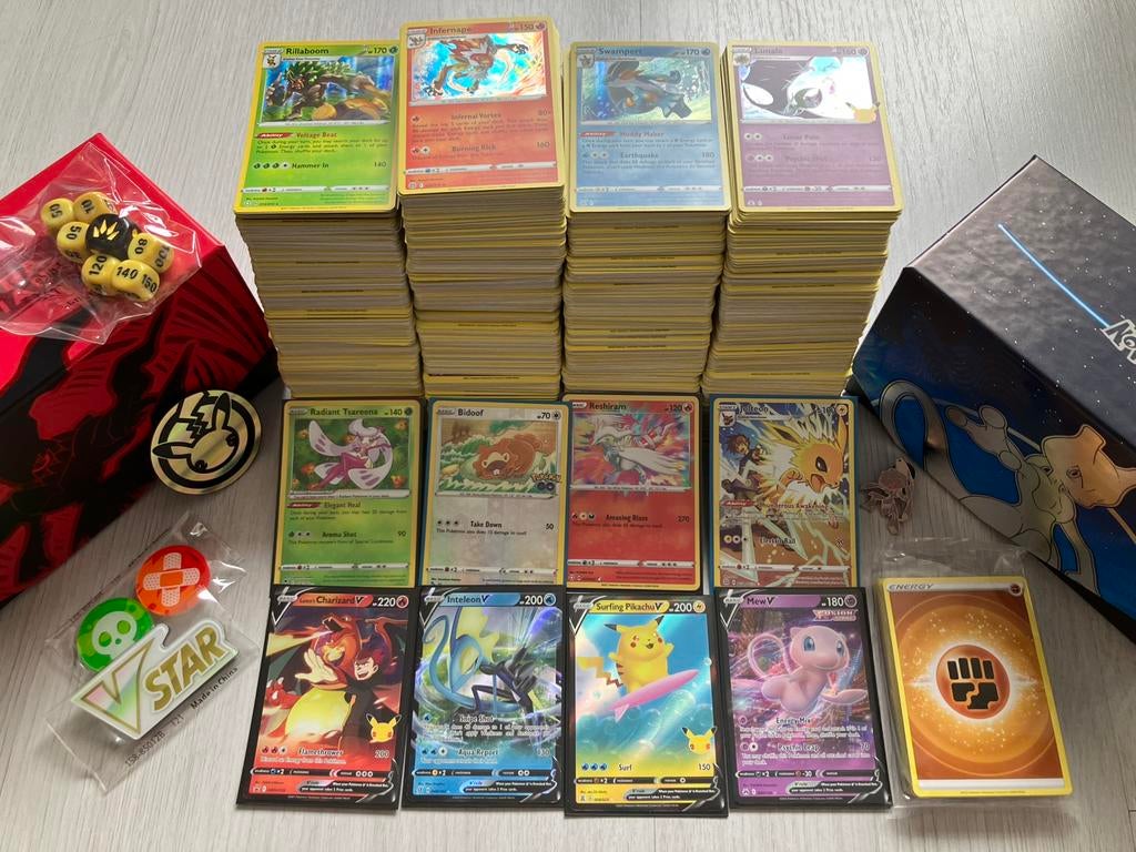 Set van 1560 verschillende originele Pokemon kaarten, Ophalen of Verzenden, Meerdere kaarten, Foil