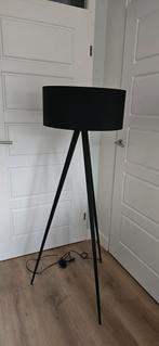 Stijlvolle Driepoot Staande Lamp, Huis en Inrichting, Lampen | Vloerlampen, Ophalen, 100 tot 150 cm, Zo goed als nieuw, Metaal