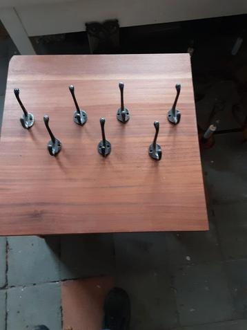 Oude ijzeren kapstokhaken uit een oude school 8 stuks beschikbaar voor biedingen