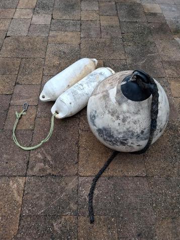 Gebruikte bootfenders en bol beschikbaar voor biedingen