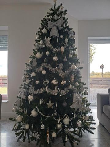 Mooie, grote kunst kerstboom incl. verlichting en versiering beschikbaar voor biedingen