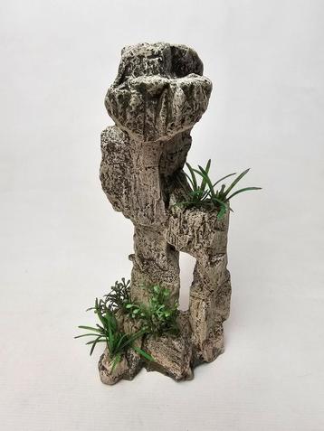 Aquarium ornament rots met nep plantjes beschikbaar voor biedingen