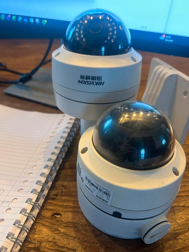 2x DS-2CD2145FWD-I(S) 4 MP Dome Hikvision netwerk camera's, Audio, Tv en Foto, Videobewaking, Gebruikt, Buitencamera, Ophalen of Verzenden