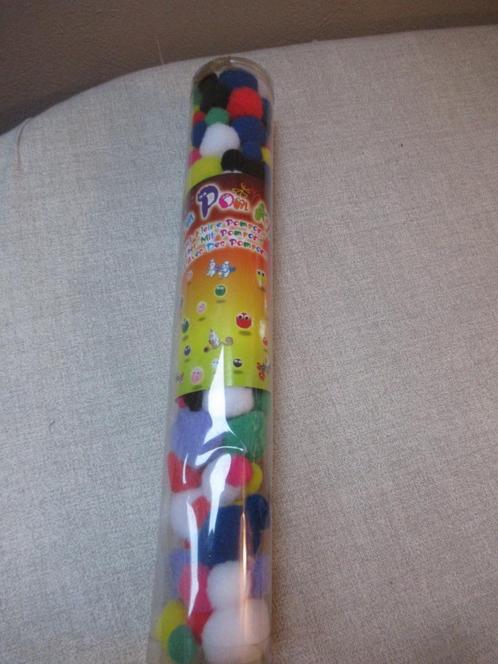 doosje met POMPONS om mee te knutselen, Hobby en Vrije tijd, Knutselen, Zo goed als nieuw, Materiaal, Ophalen of Verzenden