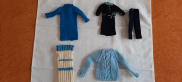 12 stuks gehaakt/gebreide kleertjes - ca.formaat Barbie-pop beschikbaar voor biedingen