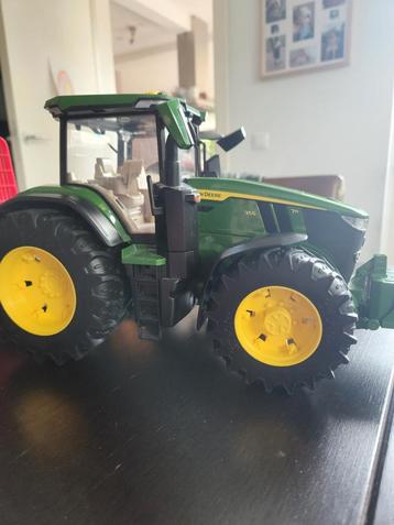 Bruder John Deere 7R 350 tractor + aanhanger en boomstammen beschikbaar voor biedingen