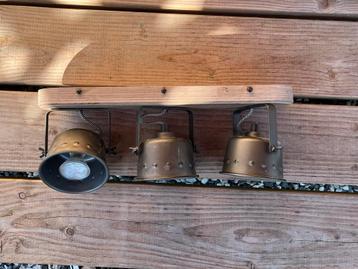 Unieke vintage 3-spot plafondlamp met houten basis beschikbaar voor biedingen