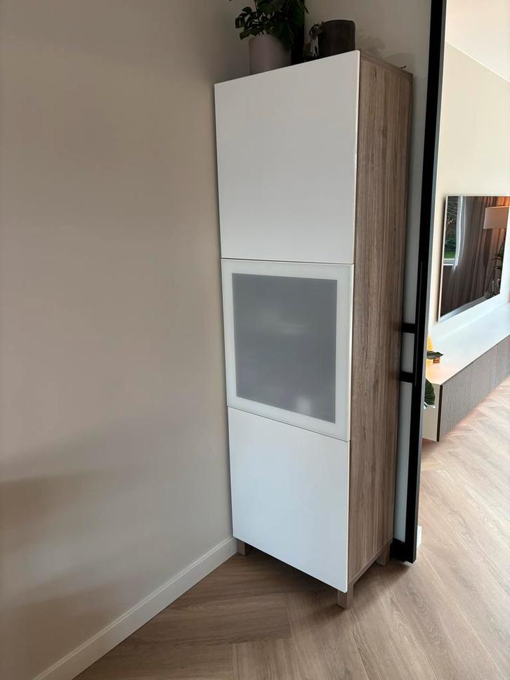 IKEA besta Hoge Kast / Vitrinekast (met verlichting ), Huis en Inrichting, Kasten | Dressoirs, Zo goed als nieuw, 50 tot 100 cm