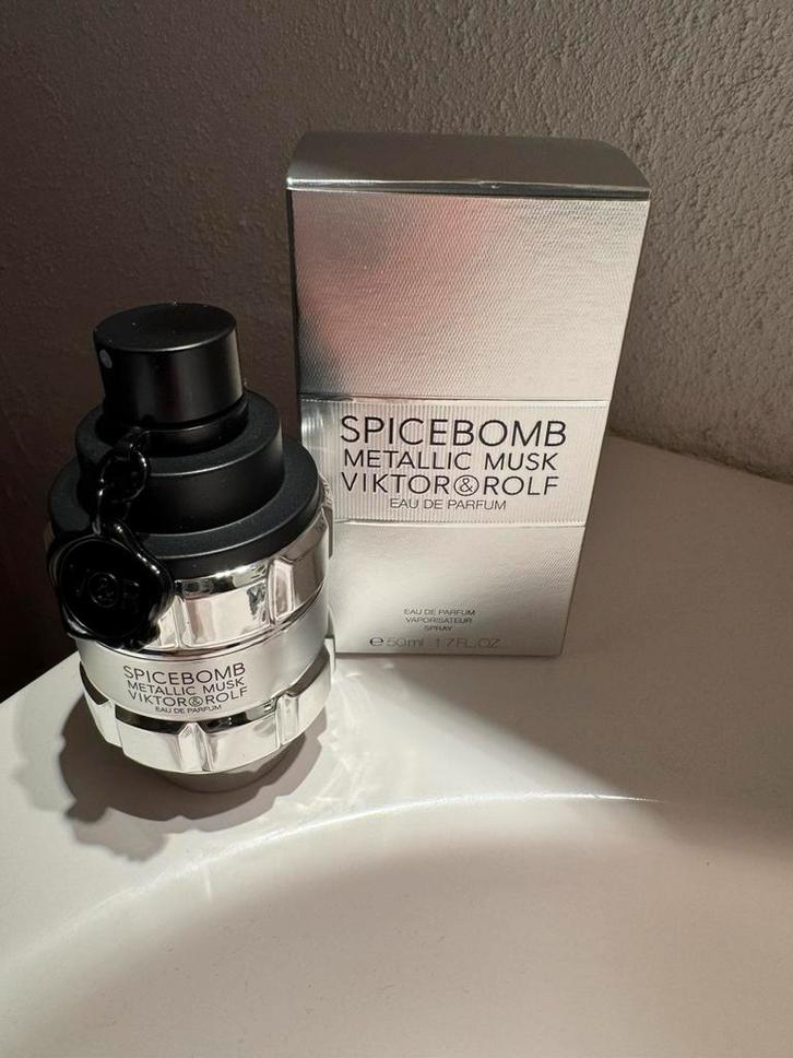 Victor & Rolf Spicebomb Metallic Musk EdP (50 ml) Bon Nieuw, Sieraden, Tassen en Uiterlijk, Uiterlijk | Parfum, Nieuw, Ophalen of Verzenden