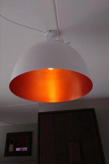 Witte hanglamp beschikbaar voor biedingen