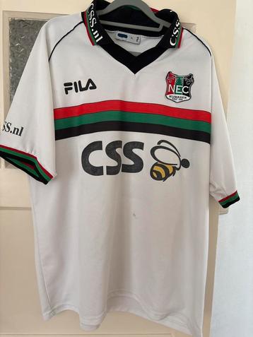 Gezocht; oude voetbalshirts beschikbaar voor biedingen