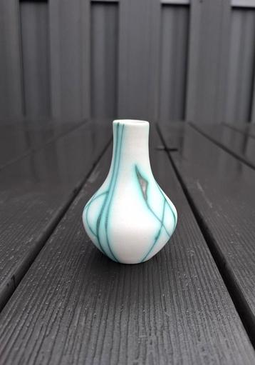 Zeldzaam mooi Gouda plateel Flora Liane mini vaasje beschikbaar voor biedingen