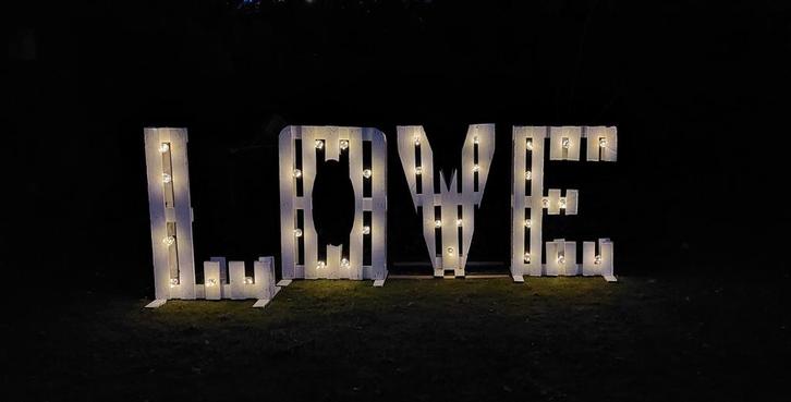 Leuke grote, verlichte 'LOVE' letters, gebruikt bij bruiloft, Hobby en Vrije tijd, Feestartikelen, Ophalen