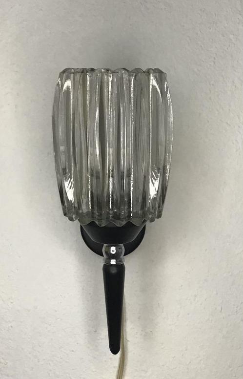 Vintage retro wandlamp met dikwandige glazen kap, Huis en Inrichting, Lampen | Wandlampen, Zo goed als nieuw, Glas, Hout, Metaal