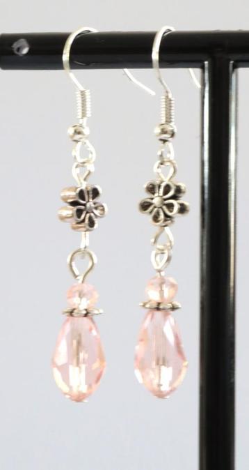 Roze oorbellen met kristal druppels en bloemetjes beschikbaar voor biedingen