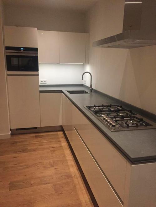 Moderne wit hoogglans keuken (SCHÜLLER), Huis en Inrichting, Keuken | Complete keukens, Zo goed als nieuw, Hoekkeuken, Wit, Composiet