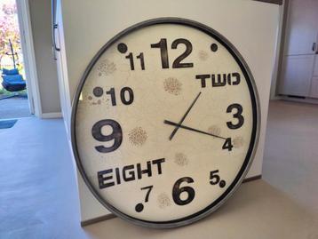Grote ronde klok, 81 cm l, Grijs, gebroken wit beschikbaar voor biedingen