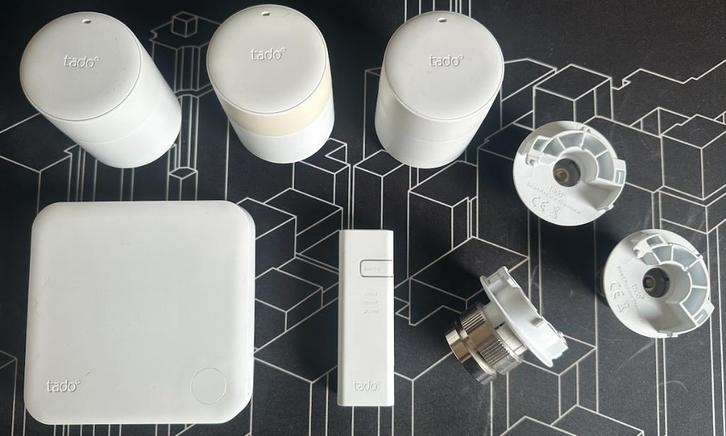 Tado Slimme Thermostaat Set met 3 Radiatorknoppen (V3), Doe-het-zelf en Verbouw, Thermostaten, Gebruikt, Slimme thermostaat, Ophalen of Verzenden