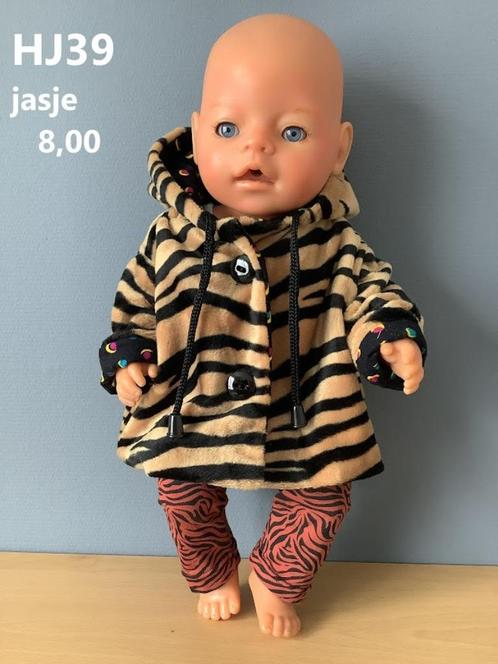 Poppenkleertjes baby pop jasje. Opbrengst KiKa., Kinderen en Baby's, Speelgoed | Poppen, Nieuw, Babypop, Ophalen