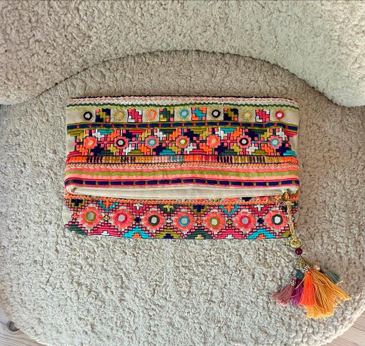 Star Mela Neysa Clutch - Geborduurd & Zomerklaar!, Sieraden, Tassen en Uiterlijk, Tassen | Damestassen, Nieuw, Avondtasje, Overige kleuren