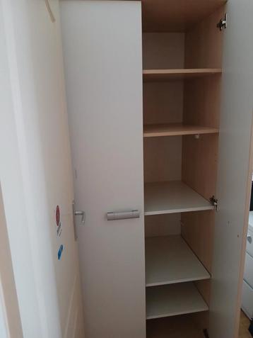 Gratis af te halen Witte kledingkast met planken beschikbaar voor biedingen