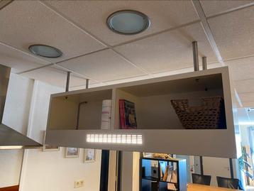 Hangmeubel met ophangsysteem en lampen