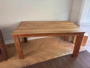 Houten tafel beschikbaar voor biedingen