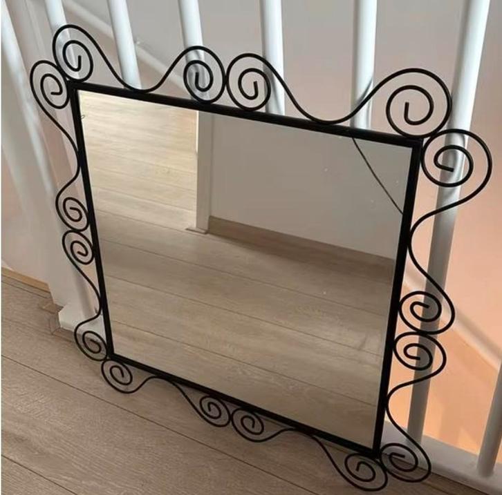 Decoratieve ikea Spiegel met Zwarte Metalen Frame, Huis en Inrichting, Woonaccessoires | Spiegels, Zo goed als nieuw, Minder dan 50 cm